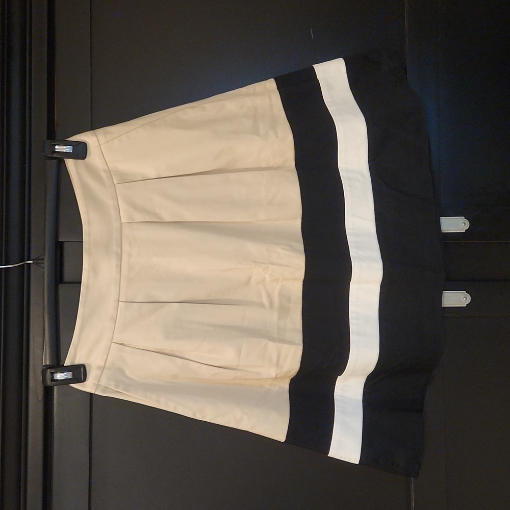 White House Black Market SZ 4 Skirt